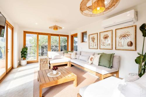 Posezení v ubytování Absolute Beachfront Views - Bohemian Charm