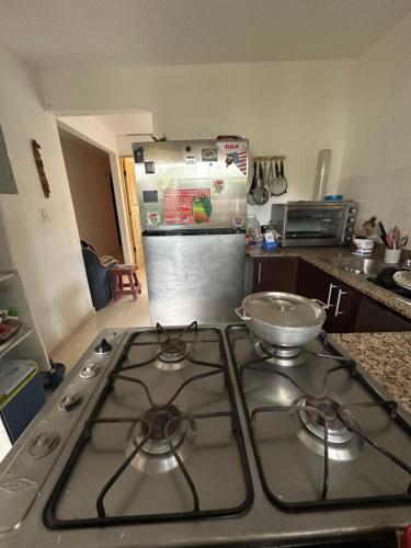 ein Kochfeld in einer Küche mit Kühlschrank in der Unterkunft Habitacion amoblada frente al 99 de brisas del golf arraijan in ArraijÃ¡n