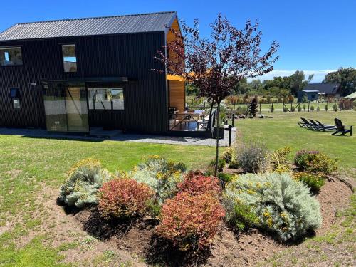 En have udenfor LAVANDA CABAÑA BOUTIQUE a ORILLA LAGO LLANQUIHUE