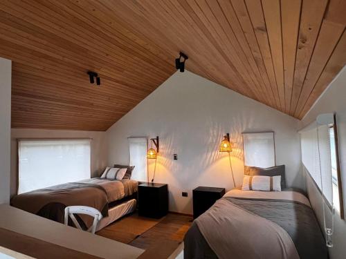 Postel nebo postele na pokoji v ubytování LAVANDA CABAÑA BOUTIQUE a ORILLA LAGO LLANQUIHUE