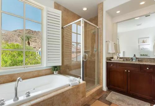 een badkamer met een bad en een douche en een raam bij La Quinta Studio Suite, Fp, Views, Patio in La Quinta