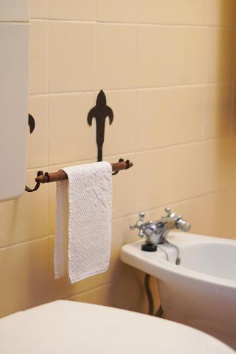a bathroom with a towel rack and a sink at Casa Mira in Montes Juntos