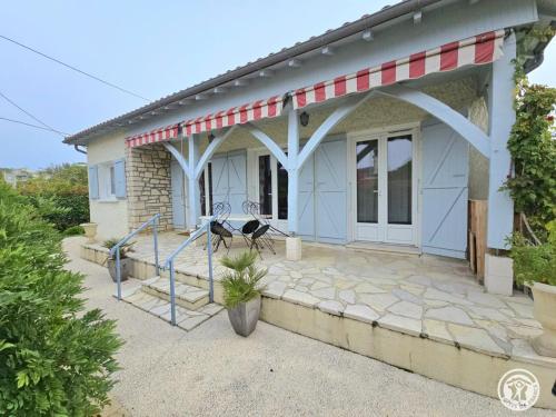 Maison rénovée avec WiFi et terrasse à Trélissac - FR-1-616-74