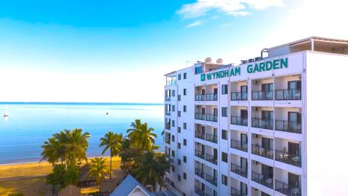 un hotel con l'oceano sullo sfondo di Wyndham Garden Wailoaloa Beach Fiji a Nadi