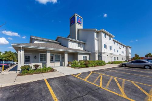 a building with a parking lot in front of it at Studio 6 Toronto - Mississauga with Kitchenettes in Mississauga