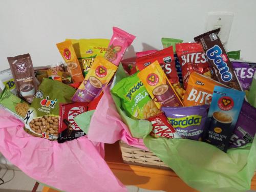 a basket full of chips and other snacks at No jardim in Pomerode