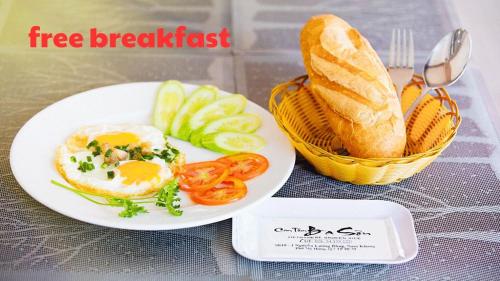 un piatto di uova e pane e un cestino di pane di Trang An Ao Dai Homestay a Ninh Binh
