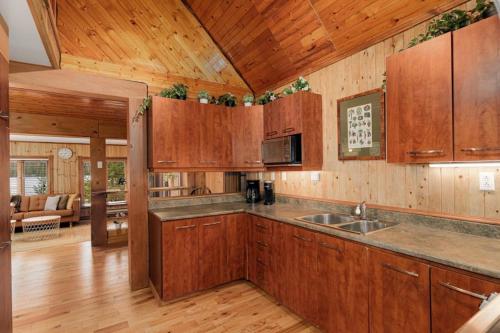 Kuchyň nebo kuchyňský kout v ubytování Chalet familial forêt & kayak