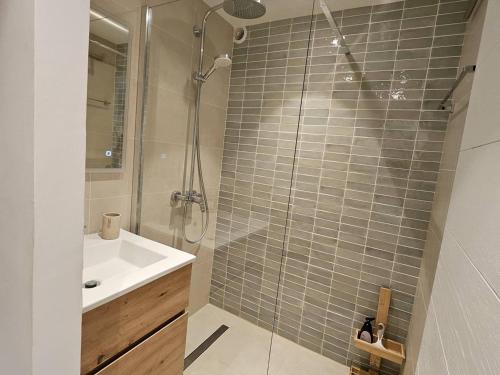 a bathroom with a shower and a sink at Ravissant T2 aux Issambres avec Piscine et Climatisation - FR-1-768-126 in La Garonnette-Plage