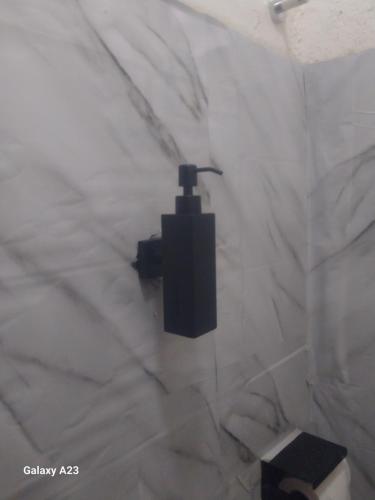 Una lámpara negra en la pared de un baño. en Hawls Apartment, en Kisumu