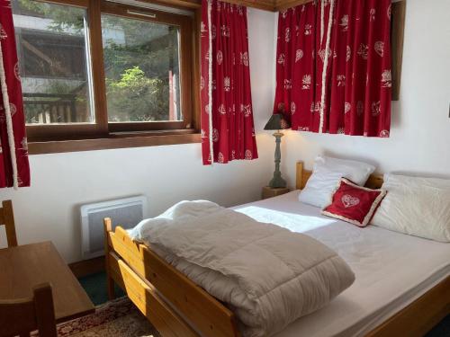 a bedroom with a bed with red curtains at Appartement familial à Courchevel 1850, 3* pour 6 pers, proche pistes, WiFi - FR-1-575-246 in Courchevel