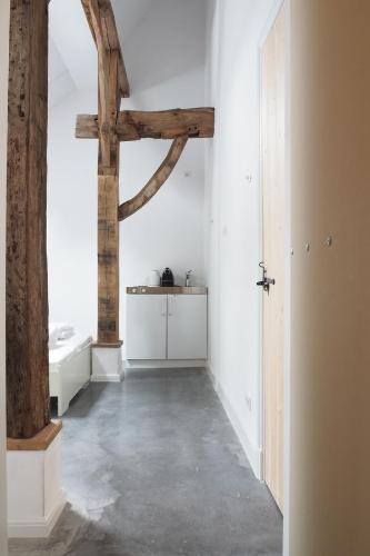 um corredor com uma casa de banho com um lavatório e um espelho em Het Centrum em Norg