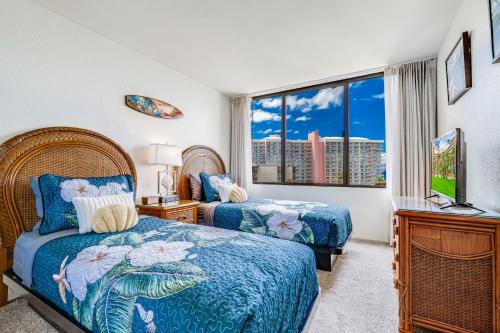 ラハイナにあるKaanapali Shoresのベッド2台と窓のある寝室