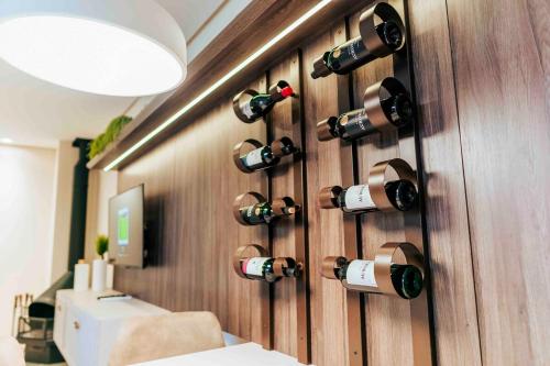 een muur met wijnflessen aan de muur bij Apartamento Del Veneto in Canela