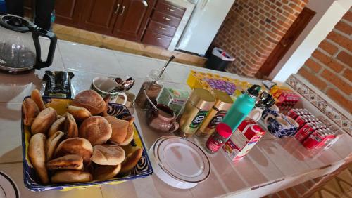 un tavolo con un vassoio di pane su un bancone di Casa Zaragoza a Valle de Bravo