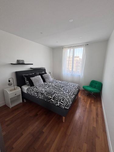 Ένα ή περισσότερα κρεβάτια σε δωμάτιο στο Appartement Cachan aux portes de Paris RER B