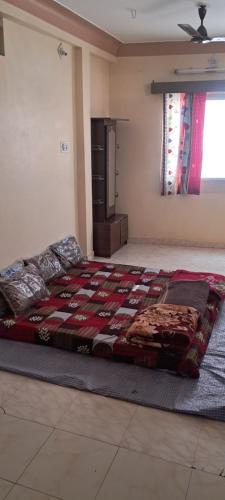 una camera da letto con un letto grande in una stanza di Shivalay Home Stay a Jāmb