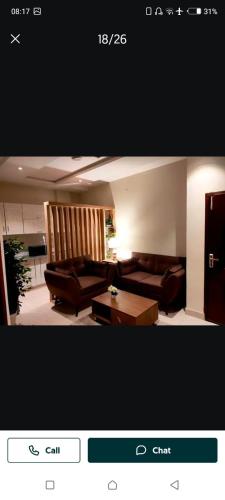ラホールにあるBahria lahoreのソファとコーヒーテーブルのあるリビングルーム