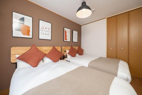 2 posti letto in camera d'albergo con due letti singoli di Maison Raffine ad Osaka