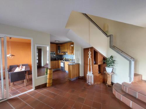 Terre Rougeにある2 bed room house at Port Chamblyのキッチンとダイニングルームのあるリビングルーム