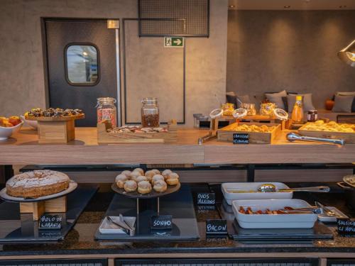 a buffet with many different types of food on display at ibis Guarapuava in Guarapuava