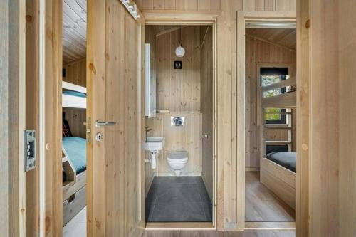 een kleine kamer met een toilet en stapelbedden bij Mountain Cabin With Panoramic Views In Norefjell in Runn