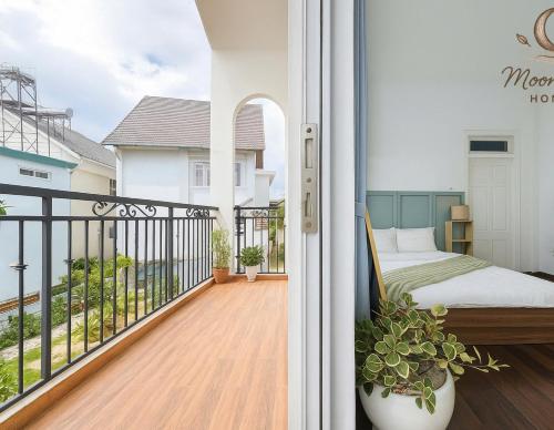 Postel nebo postele na pokoji v ubytování Moon in Mist Homestay