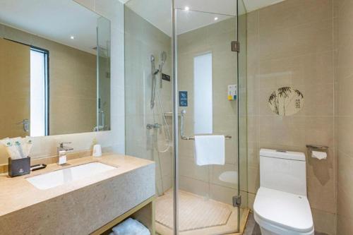 une salle de bain avec une douche, des toilettes et un lavabo dans l'établissement City Comfort Inn Ezhou Hengda, à Ezhou