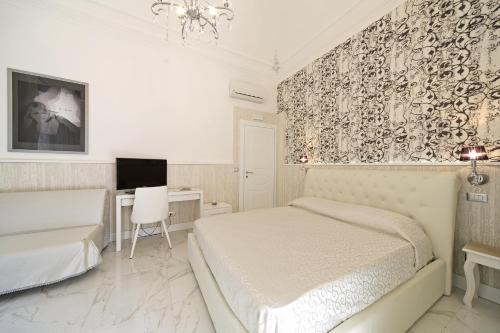 カターニアにあるLa Dimora Del Marcheseのベッドルーム(ベッド1台、デスク、テレビ付)