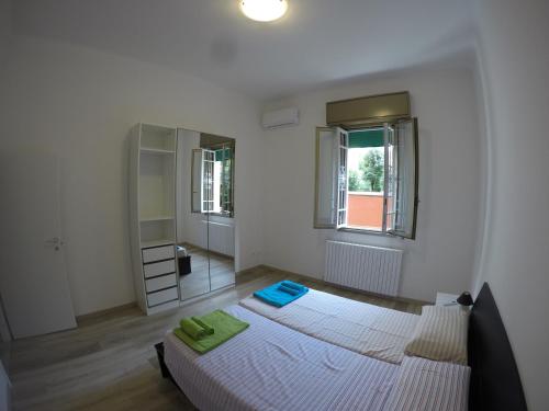 ボローニャにあるCornerApartment IIIの白いベッドルーム(ベッド2台、鏡付)