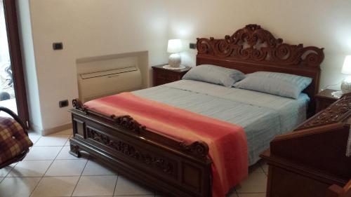 1 dormitorio con 1 cama grande y 2 mesitas de noche en Cartaromana House en Ischia