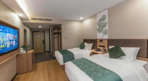 Ένα ή περισσότερα κρεβάτια σε δωμάτιο στο GreenTree Inn Express Zhangjiagang Hexing Town Shazhou Professional Institue of Technology
