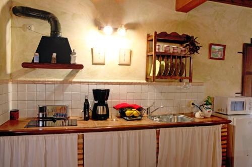 Apartamentos Rurales La Solanaにあるキッチンまたは簡易キッチン