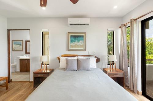 Un dormitorio con una cama grande y dos lámparas. en The Sky Deck Condo 2bed25bath, en Coco