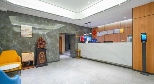 a restaurant with a counter and a bar in a room at Green Tree Inn Urumqi San'gong Metro Station Exit in Ürümqi