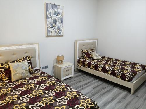 Un pat sau paturi într-o cameră la 2 bedrooms Lusail apartment