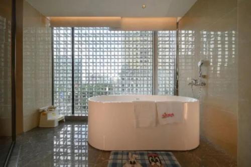 a large bathroom with a tub and a shower at Echeng Hotel Nanning the Mixc Convention in Nanning