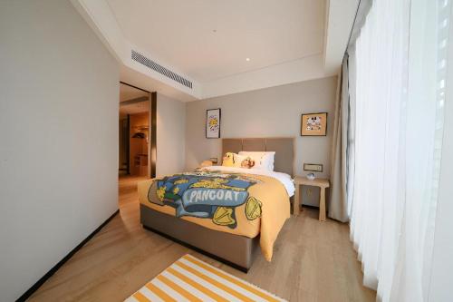 a bedroom with a king sized bed in a room at Echeng Hotel Nanning the Mixc Convention in Nanning