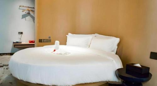 a large white bed in a hotel room at Borrman Hotel Jining High-tech Huangtun in Jining