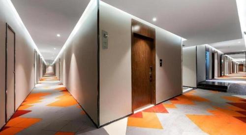 a hallway with a row of stalls in a building at Borrman Hotel Wuhan Hankou Railway Station Metro Station in Wuhan