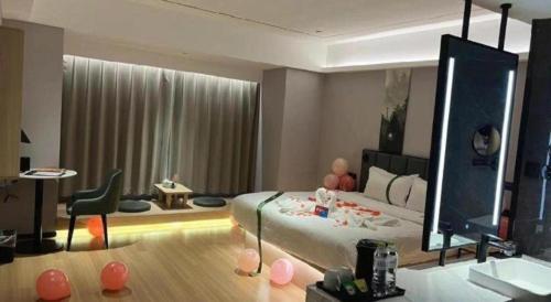 Letto o letti in una camera di GreenTree Inn Jinan West Station Exhibition Center