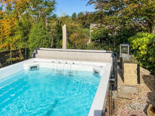 a swimming pool in a backyard with a swimming pool at Magnolia Cottage in Staunton