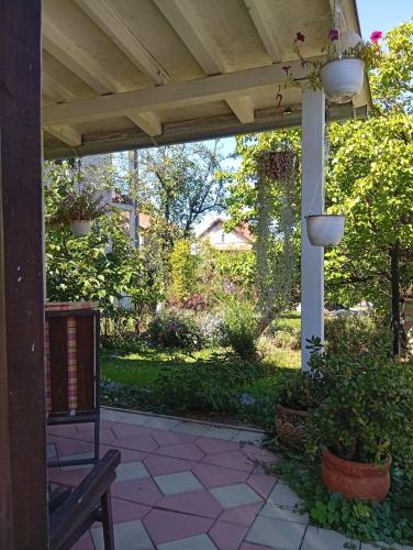 En have udenfor Apartman Kaća