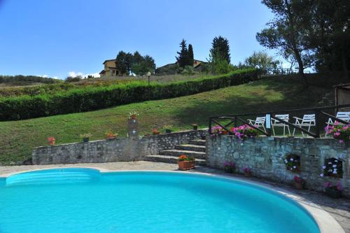 een groot zwembad met een set trappen en stoelen bij Agriturismo I Muri in Monte Santa Maria Tiberina