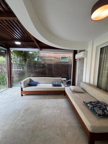 In Mare Bali 50 في بارناميريم: غرفة نوم بها سرير ونافذة كبيرة