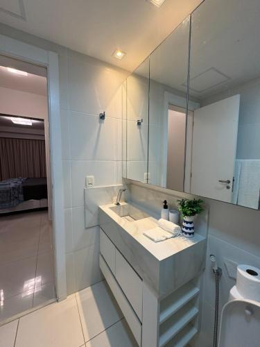 In Mare Bali 50 في بارناميريم: حمام مزود بحوض ومِرآة