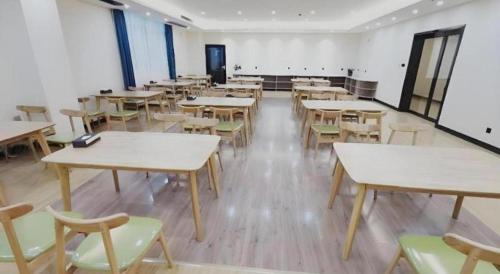 Ein Restaurant oder anderes Speiselokal in der Unterkunft GreenTree Inn Express Jiangsu Taizhou North High-Speed Railway Station 