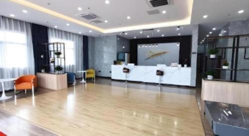 Ein Sitzbereich in der Unterkunft GreenTree Inn Express Jiangsu Taizhou North High-Speed Railway Station