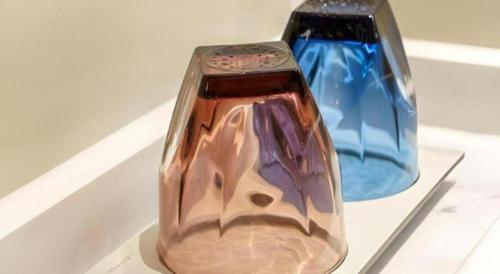 two vases are sitting on a display shelf at Lavande Hotel Shenzhen East Gate Wanxiang City Guomao Metro Statipn in Shenzhen