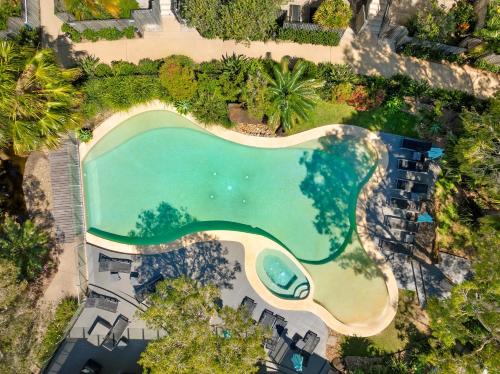 an overhead view of a swimming pool with a resort at East On Byron Bay Apartments in Byron Bay